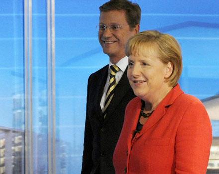 Меркель и Вестервелле празднуют победу,