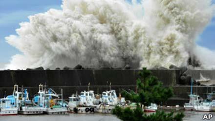 Тайфун "Роке" обрушился на Японию: есть жертвы